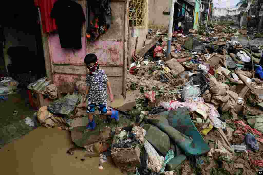 태풍 방코가 강타한 필리핀의 마리키나시티의 거리와 집들이 홍수 피해를 입었다.
