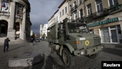 Des soldats patrouillent à Molenbeek, en Belgique, le 22 novembre 2015. (REUTERS/Youssef Boudlal)