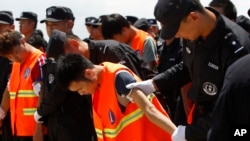 រូបឯកសារ៖ ជនជាតិចិនជាច្រើននាក់ត្រូវបានចាប់ខ្លួនបញ្ជូនចេញពីប្រទេសកម្ពុជាទៅកាន់ប្រទេសចិនវិញ ពីបទប្រព្រឹត្តបទល្មើសជំរិតទារប្រាក់តាមអ៊ីនធឺណិត ថ្ងៃទី១២ ខែតុលា ឆ្នាំ២០១៧។