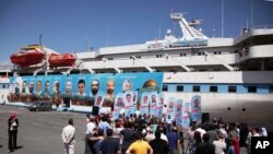 تجمع گروهی از شهروندان ترکیه طرفدار فلسطینی ها در مراسم چهارمین سالگرد حمله اسرائیل به کشتی کمک های ترکیه به غزه - ۷ تیر ۱۳۹۵ 