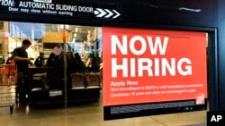 资料照片：2024年11月2日，伊利诺伊州展望山的一家零售店张贴着招聘标志。美国劳工部2025年3月7日公布报告说，2月份雇主增加了15.1万个工作岗位。