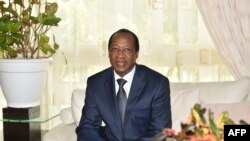 L'ancien président burkinabè Blaise Compaoré, exilé en Côte d'Ivoire depuis le soulèvement populaire ivoirien qui l'a renversé en octobre 2014, rencontre l'ancien président Ivoirien Henri Konan Bédié (non visible), à Abidjan le 10 octobre 2016. Le Congr