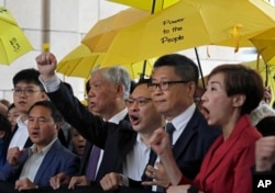 2018年11月19日陈淑庄(右一)进入香港法庭之前高喊口号。