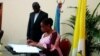 Eve Bazaiba, chef de file du Front pour le respect de la Constitution (FRC) et secrétaire général du Mouvement pour la libération du Congo (MLC) signe l'acord du 31 décembre 2016 au Centre interdiocésain à Kinshasa, DRC, 14 janvier 2917. Crédit: Jeef Ngoy
