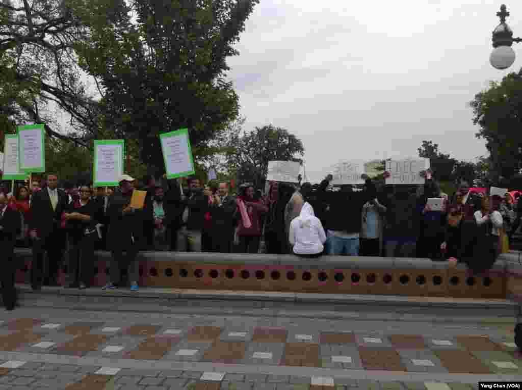 要求允许华盛顿动用自己的资金维持运转(美国之音杨晨拍摄)