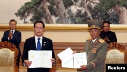 지난해 9월 평양에서 문재인 한국 대통령과 김정은 북한 국무위원장이 지켜보는 가운데 송영무 당시 한국 국방장관과 노광철 북한 인민무력상이 판문점선언 이행을 위한 군사분야 합의서 서명했다. 사진 출처=평양사진공동취재단 