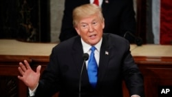 도널드 트럼프 대통령이 8일시리아와 러시아, 이란에 큰 대가를 치르게 될 것이라고 경고했다.