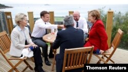 영국 남서부 휴양도시 콘월에서 열린 제47회 G7 정상회의에 참석한 G7 지도자들이 담소를 나누고 있다. 