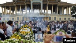 មនុស្ស​គ្រប់​ទិសទី​បន្ត​កាន់​ទុក្ខ​នៅ​មុខ​បរមរាជវាំង