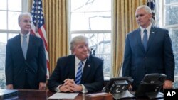 도널드 트럼프(가운데) 대통령이 지난 24일 미국건강보험법안(AHCA) 표결 무산 직후 백악관 집무실에서 기자들과 대화하며 미소짓고 있다. 배석한 사람들은 마이크 펜스(오른쪽) 부통령과 톰 프라이스 보건장관.