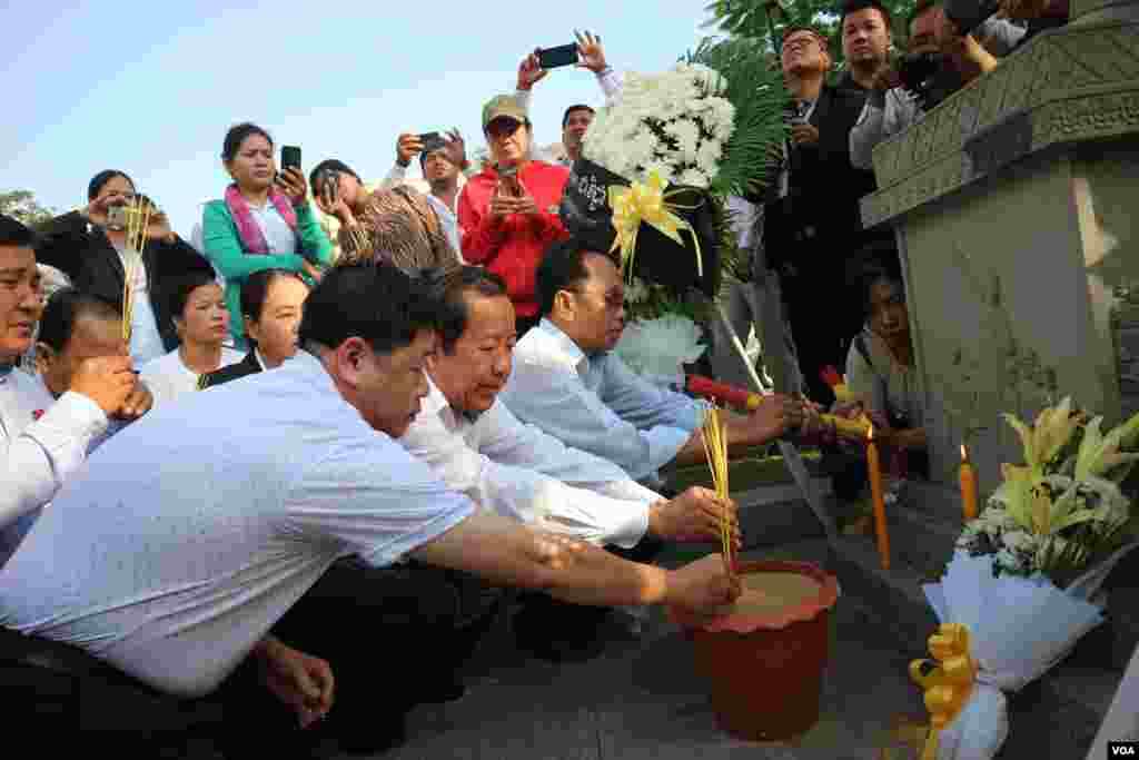 លោក រ៉ុង ឈុន ប្រធាន​សហភាព​សហជីព​កម្ពុជា និង​លោក ជា ប៉ូច អតីត​តំណាងរាស្រ្ត​គណបក្ស​ប្រឆាំង កំពុង​អុជធូប និង​គោរព​វិញ្ញាណ​ក្ខន្ធ​ លោក ជា វិជ្ជា អតីត​ប្រធាន​សហជីព​សេរីកម្មករ​ ដែល​ត្រូវ​បាន​គេ​បាញ់​សម្លាប់​កាល​ពី​១៥​ឆ្នាំ​មុន នៅ​ខាង​​មុខ​រូប​សំណាក​របស់​លោក ​ក្បែរ​វិមាន​ឯករាជ្យ​ នៅរាជធានីភ្នំពេញ ​នា​ថ្ងៃ​ទី២២​ ខែ​មករា​ ឆ្នាំ២០១៨។&nbsp;(កាន់​&nbsp;វិច្ឆិកា/VOA)