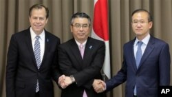 지난해 10월 일본 도쿄에서 회동한 미-한-일 6자회담 수석대표들. 왼쪽부터 글린 데이비스 미 대북정책특별대표, 스기야마 신스케 일 외무성 아시아대양주국장, 임성남 한국 외교통상부 한반도평화교섭본부장. (자료사진)