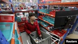 资料照：京东雇员在河北廊坊的京东物流中心工作。（2016年11月10日）