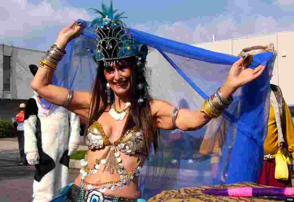 游行皇后是职业肚皮舞者（美国之音国符拍摄）