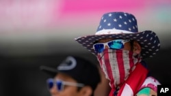 ডালাসের গ্র্যান্ড প্রেইরি স্টেডিয়ামে যুক্তরাষ্ট্রের একজন সমর্থক নেপাল বনাম নেদারল্যান্ডস খেলা দেখছেন। ফটোঃ ৪ জুন, ২০২৪।