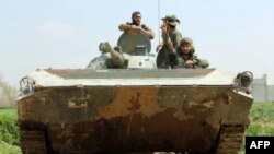 Des soldats syriens dans un tank, le 10 mars 2018 à Aftris, dans la Ghouta orientale 