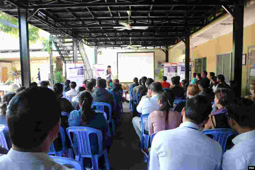 អ្នកចូលរួម​កំពុង​ស្តាប់​ការធ្វើ​បទបង្ហាញ​របស់​មន្រ្តី​មជ្ឈមណ្ឌល​សិទ្ធិ​មនុស្ស​កម្ពុជា (CCHR) អំពី​របាយការណ៍​ពាក់ព័ន្ធនឹង​ការរើសអើង​ក្រុម​អ្នកស្រលាញ់​ភេទ​ដូចគ្នា នៅ​ថ្ងៃទី ៩ ខែធ្នូ ឆ្នាំ២០១៩។ (កាន់ វិច្ឆិកា/VOA)