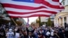 美国前副总统拜登的支持者挥舞美国国旗庆祝胜利。（2020年11月7日）
