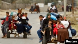 Palestinezët duke u larguar nga Rripi i Gazës.