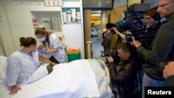 Volonterka prima eksperimentalnu vakcinu protiv ebole u Lozani u Švajcarskoj, 4. novembar 2014.