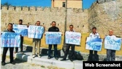 Şəkidə qədim zindan qarşısında flash-mob (Foto Sahib Kərimovun Facebook səhifəsindən götürülüb)