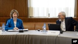 Kepala Kebijakan LN Uni Eropa Catherine Ashton (kiri) berbincang dengan Menlu Iran Javad Zarif dalam perundingan nuklir di Jenewa, Swiss (15/10). 