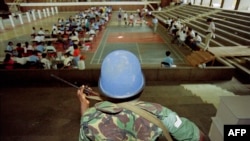 រូបឯកសារ៖ សមាជិកបេសកកម្មរក្សាសន្តិភាពរបស់អង្គការសហប្រជាជាតិម្នាក់ឈរល្បាតដំណើរការបោះឆ្នោតនៅមណ្ឌលបោះឆ្នោតមួយកន្លែង ដែលត្រូវបានរៀបចំឡើងក្រោមការត្រួតពិនិត្យនិងដឹកនាំដោយអង្គការសហប្រជាជាតិ នៅទីក្រុងភ្នំពេញ កាលពីថ្ងៃទី ២៥ ខែឧសភា ឆ្នាំ ១៩៩៣។ 