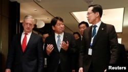 日美韩三国防长2018年6月3日在新加坡会谈（路透社）