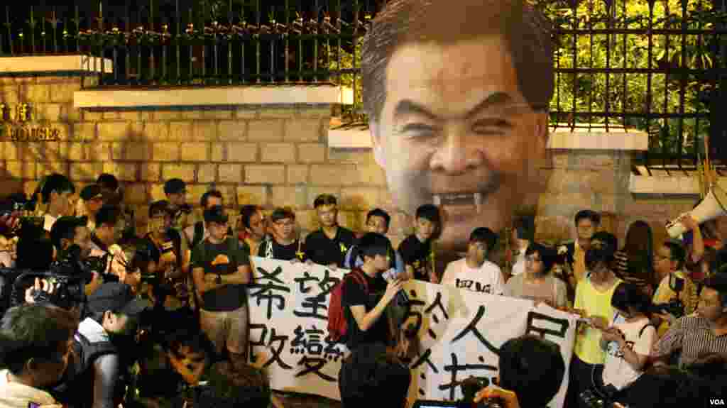 学联发起抗议梁振英拒绝对话公民抗命游行和留守礼宾府（美国之音图片/海彦拍摄）