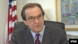 Darektan gidan rediyon Muryar Amurka David Ensor 