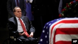 Seneta wa zamani Bob Dole akitoa heshima za mwisho
