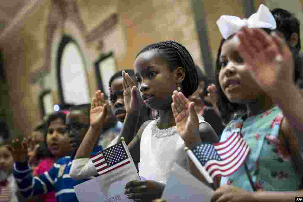 Anak-anak diambil sumpah kesetiaan mereka untuk menjadi warga AS dalam upacara kewarganegaraan di Kebun Binatang The Bronx, wilayah Bronx, New York. Tiga puluh dua anak, dari usia 5 sampai 13 tahun, mengikuti upacara pengambilan sumpah tersebut dan menjadi warga negara AS.