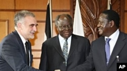 Kenyan President Mwai Kibaki (C) and Kenyan PM Raila Odinga (R) greeting the Chief Prosecutor for the International Criminal Court, Luis Moreno-Ocampo (L), ahead of their meeting in Nairobi, 05 Nov 2009 (Kenyan Presidential press service office)