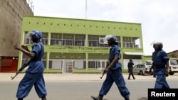 防暴警察在布隆迪首都的广播电台RPA外面巡逻。