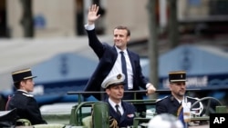 法国当选总统伊曼纽尔·马克龙在香榭丽舍大道上向人民挥手(2017年5月14日)