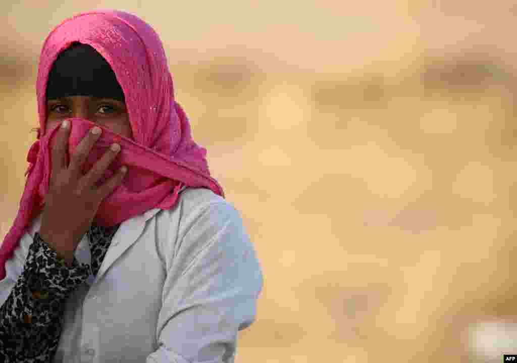 Seorang gadis asal Mosul, Irak tersenyum di sebuah kamp pengungsi di kota al-Hol, provinsi Hasakeh, Suriah.