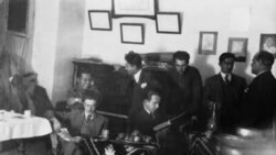 از راست ، يان ريپكا، مجبتی مينوی، غلامحسين مين‌باشيان، بزرگ علوی، نشسته، آندره سوريوگين و صادق هدايت در منزل مجتبی مينوی، تهران