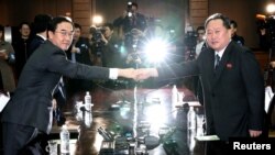 조명균 통일부 장관(왼쪽)과 리선권 조국평화통일위원회(조평통) 위원장이 지난 3월 판문점 북측 통일각에서 열린 남북 고위급회담에 앞서 악수를 하고 있다. 조명균 장관과 리선권 위원장은 회담에서 '2018 남북정상회담'을 4월 27일 판문점 남측지역 평화의 집에서 개최하는 데 합의했었다.