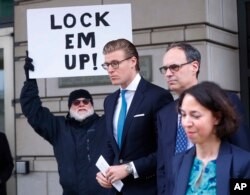 네덜란드 국적의 변호사 알렉스 밴더즈완 씨가 3일 워싱턴DC 연방 지방 법원에서 열린 선고공판에서 징역 30일에 벌금 2만 달러를 선고 받은 뒤 법원을 빠져나오고 있다.