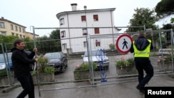 Wasu ma'aikata kenan lokacin da suke cire wata katanga yayin da ake ci gaba da sassauta dokokin takaita zirga-zirga a kasar Italiya.