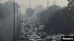 យានយន្ត​ប្រជ្រៀត​គ្នា​​ក្នុង​ថ្ងៃ​​​ដែល​មាន​ផ្សែង​អ័ព្ទ​ច្រើន​ នៅ​រដ្ឋធានី​ញូវដែលី​របស់​​ឥណ្ឌា​ កាល​ពី​ថ្ងៃ​ទី​១៧ ខែ​វិច្ឆិកា ឆ្នាំ​២០២១។