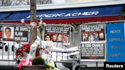 2016年1月6日人们以鲜花和留言悼念去年《查理周刊》受害者