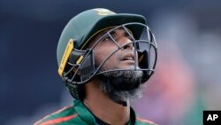 পরাজয়ের মুহূর্তঃ বাংলাদেশের মাহমুদউল্লাহ রিয়াদ শেষ ওভারে লন অনে আউট হবার পর হতাশ। ফটোঃ ১০ জুন, ২০২৪।