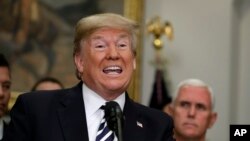 Le président Trump parle durant une signature dans la Chambre Roosevelt de la Maison Blanche Jeudi 24 mai 2018 à Washington.