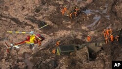 L'équipe de sauvetage après la rupture du barrage de Vale SA qui a fait 270 morts, à Brumadinho, au Brésil, le 25 janvier 2019. (Reuters/Washington Alves).