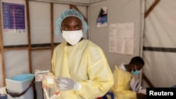 资料照片：在刚果民主共和国北基伍省戈马附近尼拉贡戈地区暴发猴痘疫情后，实验室护士克里斯蒂安·穆塞马在穆吉尼的治疗中心对一名被宣布患有猴痘的儿童进行样本化验。(2024年7月19日)