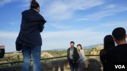 中国游客受日本动画大师宫崎骏的影响爱上了意大利的白露里治奥古城。宫崎骏的奥斯卡得奖电影《天空之城》就是用这里做的背景。（美国之音德特默拍摄）