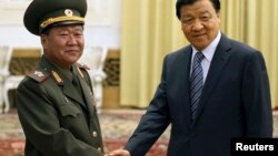 북한 김정은 국방위 제1위원장의 특사로 중국을 방문한 최룡해 인민군 총정치국장이 23일 베이징에서 류윈산 정치국 상무위원과 회담했다. 최 총정치국장은 북한이 중국의 건의를 받아들여 관련국들과 대화에 나서기를 희망한다고 밝혔다.