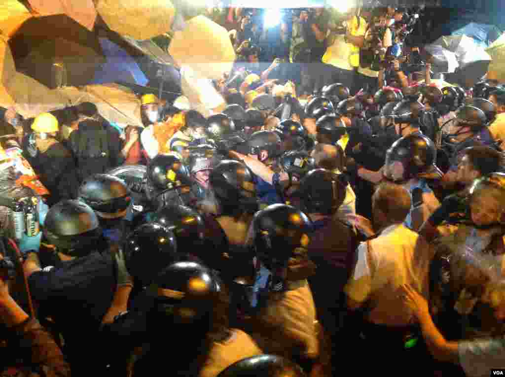 数千香港学生市民在金钟聚会与警方对峙 (美国之音海彦 拍摄) 