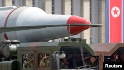 Kendaraan militer Korea Utara mengangkut misil dalam pawai memperingati 60 tahun penandatanganan gencatan senjata yang mengakhiri Perang Korea tahun 1950-1953 di Lapangan Kim Il-sung di Pyongyang, 27 JUli 2013 (Foto: dok).